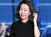 '미나리' 윤여정, 韓 배우 최초 아카데미 수상 "두 아들 잔소리 덕분"