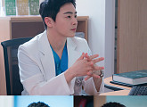 ‘슬기로운 의사생활 시즌2’ 조정석, 첫 스틸 공개 "따뜻한 위로와 힐링 전하고파"