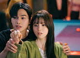 '알고있지만,' 한소희X송강, 연애 세포 깨우는 설렘 가득한 스틸컷 공개