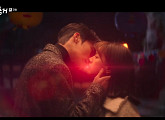 [종합] '간떨어지는동거' 어르신 신우여(장기용), 키스로 구슬 꺼냈다…8회 예고 이담(혜리) 기억 상실?
