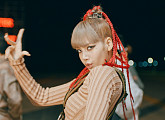 블랙핑크 리사, 'MONEY' 퍼포먼스 비디오 공개 '강렬 힙합 스웨그'