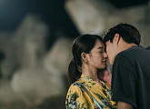 '갯마을 차차차' 신민아ㆍ김선호, 설렘 포텐 터뜨린 로맨틱 키스 스틸 공개