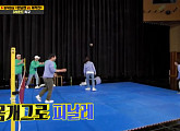 '런닝맨' 최형인ㆍ유선명 PD, 전소민 버금가는 몸개그 족구 '대폭소'