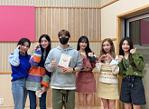 woo!ah!(우아!), '키스 더 라디오' 출격…5인 5색 매력 자랑