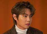 손태진, 화보 비하인드 컷 속 다채로운 매력