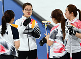 여자컬링, 덴마크 꺾고 예선 순위 공동 4위…'4강 경우의 수' 1조건 채웠다