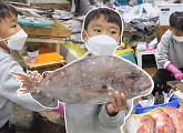 '순간포착' 거제 고현시장 8살 생선 박사, 생선 회도 척척