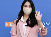 [비즈 포토] 김혜윤, "화사한 핑크 패션…봄이 왔어요"