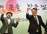 김흥국, 윤석열 대통령 당선인과 ‘합동 어퍼컷’…"행복하고 통쾌한 정치 펼쳐주길"