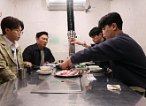 '전참시' 윤박, 집 앞 돼지 생갈비 맛집서 '가수' 이승윤&'웅남이' 감독 박성광과 먹방 "고수쌈 강추"