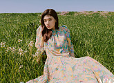 김용지, 푸른 들판 위의 여신…자연 속 빛나는 몽환 매력 [화보]
