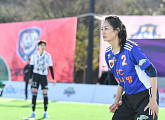 '골때녀' 시즌2 슈퍼리그 개막전, FC 불나방 멤버 박선영 슈팅→FC 구척장신 김진경ㆍ아이린 수비