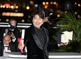 [종합] 송강호, 칸 영화제 남우주연상ㆍ박찬욱 감독상…한국영화 사상 첫 2개 작품 동시 수상