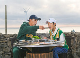 ‘동원아 여행 가자’ 제주도 수영장 호텔ㆍ흑돼지 맛집 먹방에 장민호&정동원 '힐링'