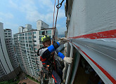 방충망&새시 수리ㆍ고층 외벽 보수ㆍ지붕 방수 단열 시공, 건강한 여름 위한 '극한직업'