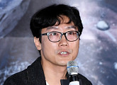 '오징어게임' 황동혁 감독, 에미상 감독상 수상…비영어권 최초