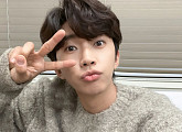 '댄디남' 임영웅, 가을 남자의 귀여운 브이…인스타그램에 공개