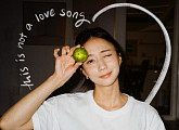 모나, 신곡 ‘This is not a love song’ 발매...'이건 사랑 노래가 아니야' 역설적 영어가사 눈길