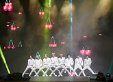 NCT 127, 쟈니 홈타운 美 시카고 공연 성료…1만여 관객과 뜨거운 호흡