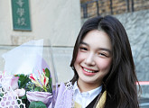 김이온, 고등학교 졸업 인증샷 공개…꽃 닮은 화사한 미소