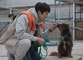 유연석, 유기견 보호소 입양 프로필 위한 일일 포토그래퍼 변신…티모 향한 진심(TV동물농장)