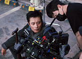 '콘크리트 유토피아' 비하인드 스틸 공개…재난 속 빛나는 케미