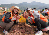 중앙그룹, 농촌 지역 상생 실천…일손 돕기→고구마 1000kg 저소득층에 기부