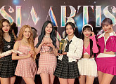 스테이씨, '2023 AAA' 베스트 뮤지션상 수상 "노력하는 아티스트 될 것"