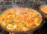 가마솥 닭볶음탕ㆍ대형화덕 우대 갈비ㆍ참숯 바비큐 식당ㆍ짚불 곰장어, 다양한 직화의 맛(극한직업)