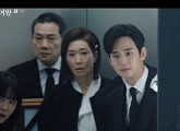 [종합] '눈물의 여왕' 12화 김수현, 비자금 숨긴 패닉룸 발견…13화 예고 김갑수 메시지 듣는 김지원
