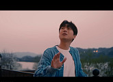 이찬원, '컴백 D-1' 타이틀곡 '하늘 여행' 두 번째 티저 공개…연인→노부부 뒷모습 훈훈
