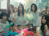 뉴진스, 독보적 감성 담은 ‘Bubble Gum’ 뮤직비디오 공개