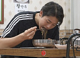 '나혼자산다' 펜싱 오상욱, 대전 냉면 맛집→형 동생과 대천 조개구이 가게 방문…먹방 모델급 활약