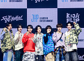 'JYP 신예' 킥플립, 첫 EP 한터ㆍ써클차트 1위…K팝 슈퍼 루키 활약 예고