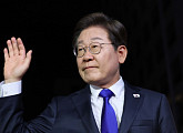 이재명 대통령, 첫 공식 일정 현충원 참배 "국민이 행복한 나라"