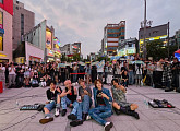 캐치더영, 야외 버스킹 공연 성료…생생한 청춘 사운드