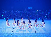 트와이스, 360도 무대 혁신…월드투어 인천서 화려한 포문