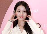 아이유, 포토월을 화보로 만드는 아이콘급 비주얼