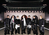 [비즈 포토] 방탄소년단, 경복궁 앞 '블랙 & 화이트' 카리스마 폭발