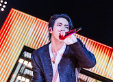 [비즈 포토] BTS 진, 광화문 밤하늘 수놓는 '비주얼 킹'의 열창