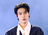 [비즈 포토] BTS 진, 눈빛 하나로 팬심 저격… 독보적 카리스마