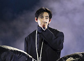 [비즈 포토] 방탄소년단 뷔, 깊은 눈빛으로 팬들 압도