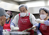 학교안전공제중앙회, 탑골공원 어르신 무료 배식 봉사…정훈 이사장 "사회적 책임 적극 실천"