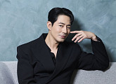 [비즈 스타] '호프' 조인성, 논두렁 액션 SF에 몸을 던지다(인터뷰①)