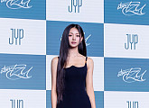 JYP엔터 "트와이스 쯔위, 재계약 협의 중…결정된 것 없어"
