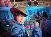 '세븐틴 디노 부캐' 피철인, 'K-레트로 키치' 통했다