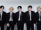 나우즈, '제로 섹시' 수트 비주얼…'아킬레스' 두 번째 콘셉트
