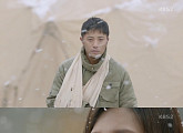'태양의 후예' 진구도 살았다! 김지원과 재회의 키스