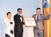 [BZ포토] 강호동, 이특, 헤드헌터 위촉장 받던 순간