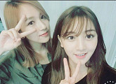 트와이스 미나-지효, 성년 인증샷 “히히히 신났어”